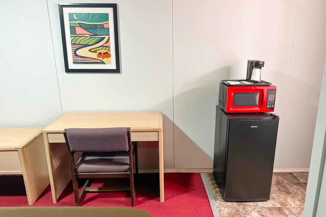 Oyo Hotel Colby, Ks Εξωτερικό φωτογραφία