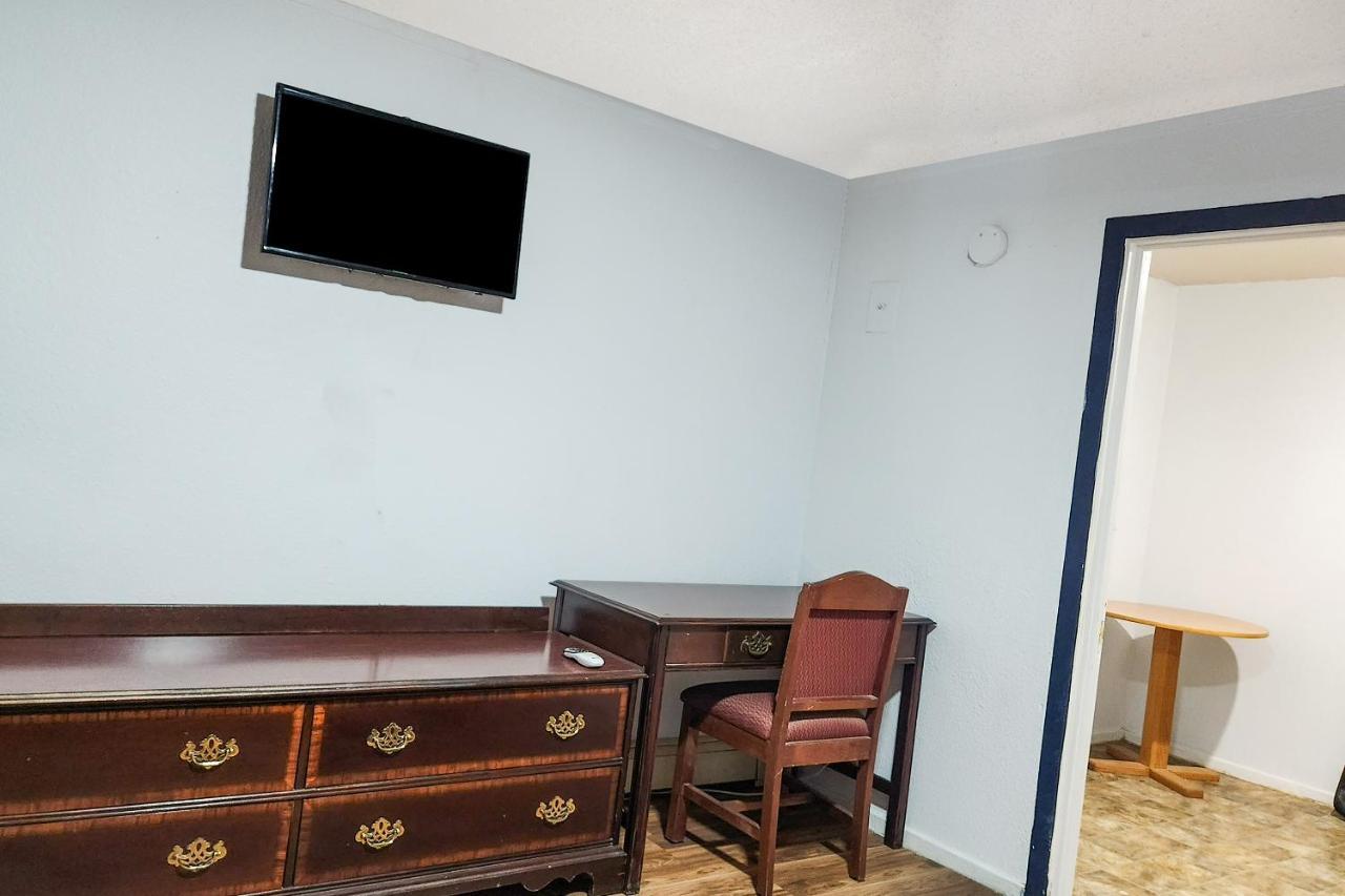 Oyo Hotel Colby, Ks Εξωτερικό φωτογραφία